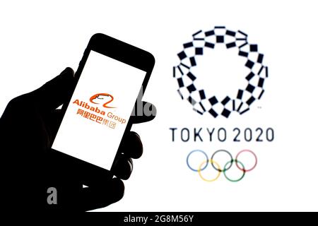 Spanien. Juli 2021. In dieser Fotolabbildung ist ein Alibaba Group Logo auf einem Smartphone mit einem Tokyo 2020 Olympic Games Logo im Hintergrund zu sehen. Kredit: SOPA Images Limited/Alamy Live Nachrichten Stockfoto