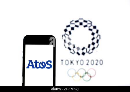 Spanien. Juli 2021. In dieser Abbildung ist ein Atos-Logo auf einem Smartphone mit einem Logo für die Olympischen Spiele von Tokio 2020 im Hintergrund zu sehen. Kredit: SOPA Images Limited/Alamy Live Nachrichten Stockfoto