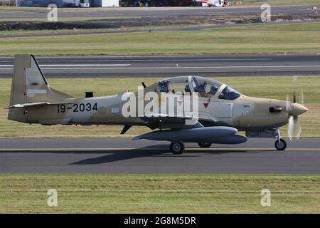 Einer von sechs Embraer A-29B Super Tucanos, die für die nigrische Luftwaffe (NAF) bestimmt sind, bei Abflug vom Prestwick International Airport am 20. Juli 2021. Das Flugzeug befand sich auf einem Auslieferungsflug von den USA nach Nigeria und trug eine temporäre US-Militärserie (19-2034) für den Flug. Stockfoto