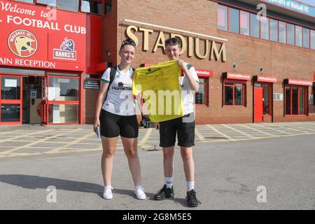 Walsall, Großbritannien. Juli 2021. Zwei Fans halten am 7/21/2021 in Walsall, Großbritannien, ihr signiertes Shirt hoch. (Foto von Mark Cosgrove/News Images/Sipa USA) Quelle: SIPA USA/Alamy Live News Stockfoto