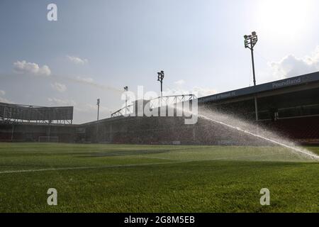 Walsall, Großbritannien. Juli 2021. Sprinkler im Banks's Stadium bewässern den Pitch Head of Kickoff am 7/21/2021 in Walsall, Großbritannien. (Foto von Mark Cosgrove/News Images/Sipa USA) Quelle: SIPA USA/Alamy Live News Stockfoto