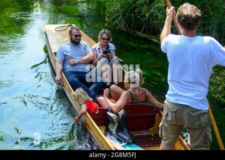 Caterbury, Kent, Juli 21 2021. Eine Familie genießt einen Put Along. Der Fluss Stour in Canterbury, Kent. Quelle: graham mitchell/Alamy Live News Stockfoto