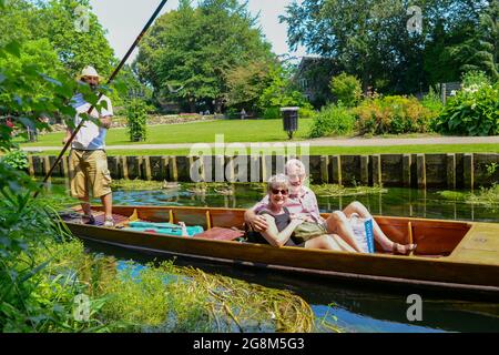 Caterbury, Kent, Juli 21 2021. Ein Punt gleitet entlang des Flusses Stour in Canterbury Credit: graham mitchell/Alamy Live News Stockfoto