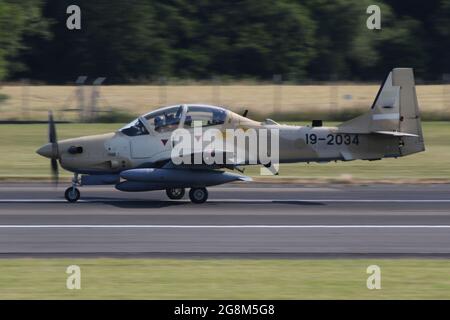 Einer von sechs Embraer A-29B Super Tucanos, die für die nigrische Luftwaffe (NAF) bestimmt sind, bei Abflug vom Prestwick International Airport am 20. Juli 2021. Das Flugzeug befand sich auf einem Auslieferungsflug von den USA nach Nigeria und trug eine temporäre US-Militärserie (19-2034) für den Flug. Stockfoto