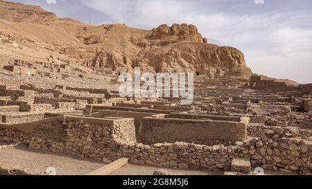 Deir el-Bahari oder Dayr al-Bahri ist ein Komplex von Totentempeln und Gräbern am Westufer des Nils, gegenüber der Stadt Luxor Stockfoto