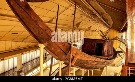 Das Khufu-Schiff ist ein intaktes Schiff in voller Größe aus dem alten Ägypten am Fuße der Großen Pyramide von Gizeh. Stockfoto