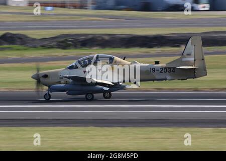 Einer von sechs Embraer A-29B Super Tucanos, die für die nigrische Luftwaffe (NAF) bestimmt sind, bei Abflug vom Prestwick International Airport am 20. Juli 2021. Das Flugzeug befand sich auf einem Auslieferungsflug von den USA nach Nigeria und trug eine temporäre US-Militärserie (19-2034) für den Flug. Stockfoto