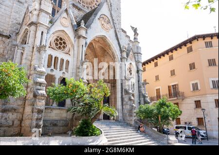 Soller, Spanien - 19. Juni 2021: Haupteingang der Dorfkirche Stockfoto