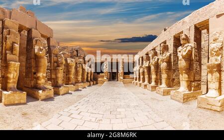 Statuen des Großen Tempels von Amun bei Sonnenuntergang, Karnak Tempel, Luxor, Ägypten Stockfoto