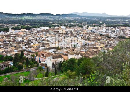 Arta, Mallorca oder Mallorca, Spanien - 29. Januar 2015: Panoramablick über die Dächer der Altstadt bei sanftem Abendlicht. Stockfoto