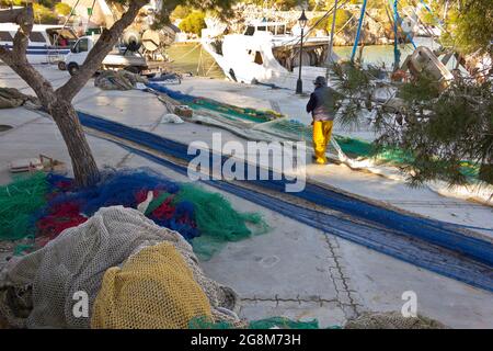 Cala Figuera, Mallorca oder Mallorca, Spanien - 3. Februar 2015: Fischer mit modernen Plastikfischernetzen und teilweise aus traditionellem Material. Stockfoto