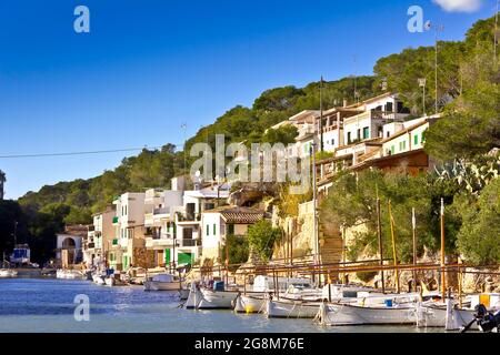 Cala Figuera, Mallorca oder Mallorca, Spanien - 3. Februar 2015: Häuser und Fischerboote in einer malerischen Bucht des beliebten Küstenortes. Stockfoto