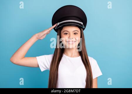 Portrait von attraktiven fröhlichen Inhalt ehrgeiziges Mädchen trägt Hut posiert isoliert über hellen blauen Hintergrund Stockfoto