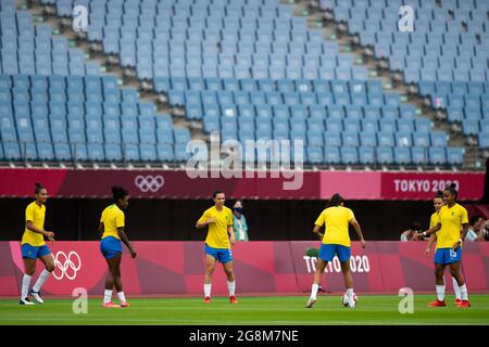 Rifu, Japan. Juli 2021. RIFU, JAPAN - 21. JULI: Julia aus Brasilien erwärmt sich mit ihren Teamkollegen während des Olympischen Fußballturniersspiels von Tokio 2020 zwischen China und Brasilien im Miyagi-Stadion am 21. Juli 2021 in Rifu, Japan (Foto: Pablo Morano/Orange Picics) Credit: Orange Pics BV/Alamy Live News Stockfoto