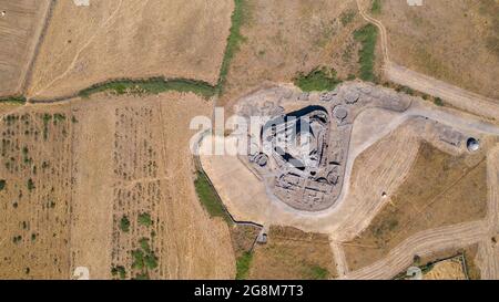 Blick auf Nuraghe, Turmgebäude, Santu Antine in Torralba, Santu Antine im Valle dei Nuraghi, Sardinien, Italien, Europa Stockfoto