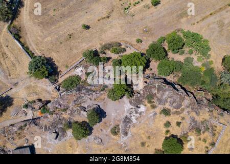 Blick auf Domus de Janas, 'Häuser der Feen'. Neolithische Hypogealgräber, vulkanisches Gestein (Trachyte}. Necropolis Sant' Andrea Priu Complex. Bonorva, S Stockfoto