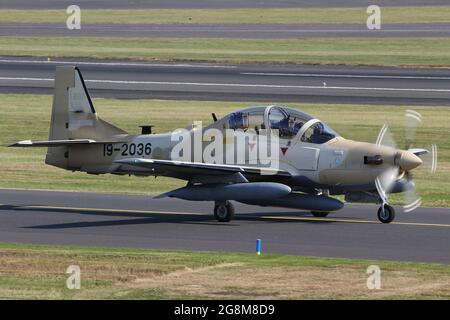Einer von sechs Embraer A-29B Super Tucanos, die für die nigrische Luftwaffe (NAF) bestimmt sind, bei Abflug vom Prestwick International Airport am 20. Juli 2021. Das Flugzeug befand sich auf einem Auslieferungsflug von den USA nach Nigeria und trug eine temporäre US-Militärserie (19-2036) für den Flug. Dieser spezielle Rahmen wird NAF848 im Dienst der nigrischen Luftwaffe werden. Stockfoto
