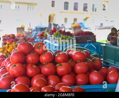 Frische Tomaten und anderes Obst und Gemüse zum Verkauf auf dem lokalen Bauernmarkt. Frische Bio-Produkte zum Verkauf auf dem lokalen Bauernmarkt Stockfoto