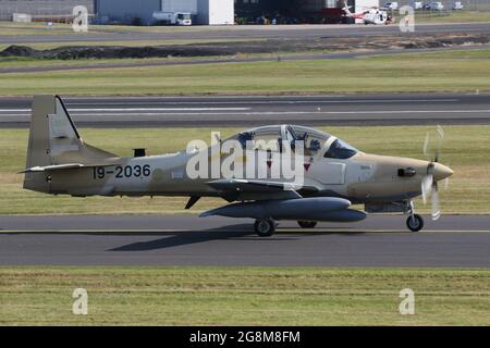 Einer von sechs Embraer A-29B Super Tucanos, die für die nigrische Luftwaffe (NAF) bestimmt sind, bei Abflug vom Prestwick International Airport am 20. Juli 2021. Das Flugzeug befand sich auf einem Auslieferungsflug von den USA nach Nigeria und trug eine temporäre US-Militärserie (19-2036) für den Flug. Dieser spezielle Rahmen wird NAF848 im Dienst der nigrischen Luftwaffe werden. Stockfoto