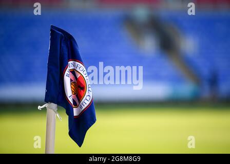 Madejski Stadium, Reading, Bekshire, Großbritannien. Juli 2021. Pre Season Friendly Football, Reading versus West Ham United; Eckflagge bei Reading Credit: Action Plus Sports/Alamy Live News Stockfoto