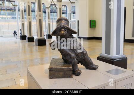 Vorderansicht des bronzenen Paddington Bären auf dem Bahnsteig am Bahnhof Paddington London England Stockfoto