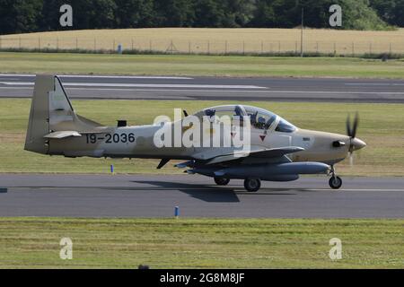 Einer von sechs Embraer A-29B Super Tucanos, die für die nigrische Luftwaffe (NAF) bestimmt sind, bei Abflug vom Prestwick International Airport am 20. Juli 2021. Das Flugzeug befand sich auf einem Auslieferungsflug von den USA nach Nigeria und trug eine temporäre US-Militärserie (19-2036) für den Flug. Dieser spezielle Rahmen wird NAF848 im Dienst der nigrischen Luftwaffe werden. Stockfoto