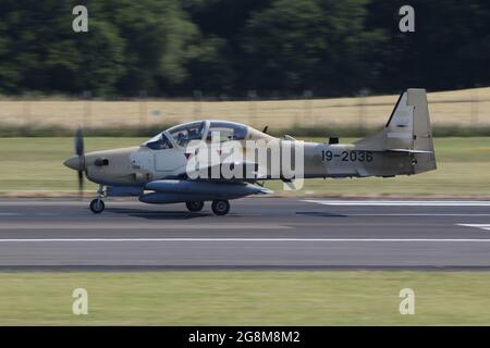 Einer von sechs Embraer A-29B Super Tucanos, die für die nigrische Luftwaffe (NAF) bestimmt sind, bei Abflug vom Prestwick International Airport am 20. Juli 2021. Das Flugzeug befand sich auf einem Auslieferungsflug von den USA nach Nigeria und trug eine temporäre US-Militärserie (19-2036) für den Flug. Dieser spezielle Rahmen wird NAF848 im Dienst der nigrischen Luftwaffe werden. Stockfoto