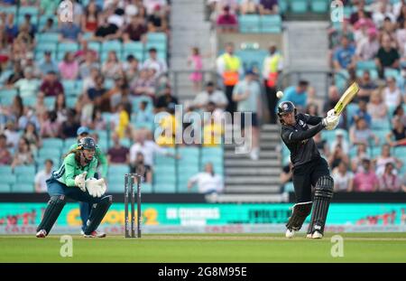 Georgie Boyce von Manchester Originals (rechts) auf dem Weg, während des 100-Matches beim Kia Oval, Kennington, von Oval Invincibles' Georgia Adams erwischt zu werden. Bilddatum: Mittwoch, 21. Juli 2021. Stockfoto