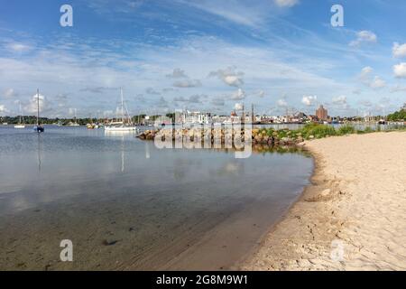 Die touristisch attraktive Stadt Eckernförde in Schleswig-Holstein, Deutschland, vom Stadtteil Borby aus gesehen Stockfoto