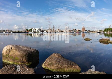 Die touristisch attraktive Stadt Eckernförde in Schleswig-Holstein, Deutschland, vom Stadtteil Borby aus gesehen Stockfoto