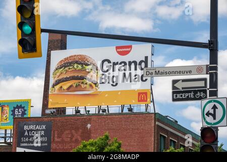 Montreal, CA - 4. Juli 2021: Werbebanner für McDonald's Big Mac Stockfoto