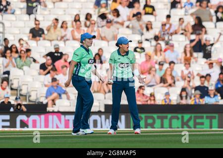 LONDON, GROSSBRITANNIEN. Juli 2021. Georgia Adams of Oval Invincibles feiert am Mittwoch, den 21. Juli 2021, im Kia Oval Cricket Ground in LONDON ENGLAND, nachdem Tash Farrant von Oval Invincibles Lizelle Lee von Manchester Originals während der Women's Hundert zwischen Oval Invincibles und Manchester Originals ausgeschlagen hat. Kredit: Taka G Wu/Alamy Live Nachrichten Stockfoto