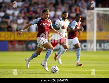 Matty Cash von Aston Villa (links) während des Freundschaftsspiel vor der Saison im Banks's Stadium, Walsall. Bilddatum: Mittwoch, 21. Juli 2021. Stockfoto