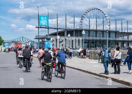 Montreal, CA - 4. Juli 2021: Menschen, die an einem sonnigen Sommertag im Alten Hafen von Montreal spazieren gehen Stockfoto