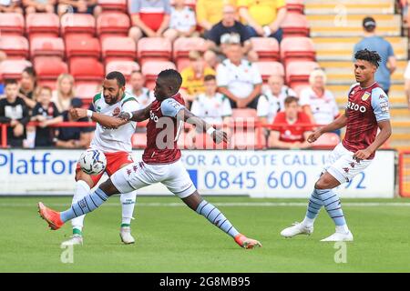 Walsall, Großbritannien. Juli 2021. Brendan Kiernan #7 von Walsall macht am 7/21/2021 in Walsall, Großbritannien, den Ball frei. (Foto von Mark Cosgrove/News Images/Sipa USA) Quelle: SIPA USA/Alamy Live News Stockfoto