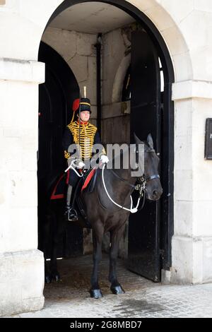 London, Großbritannien. Juli 2021. Berittene Wachen bei der Hores Guard Parade in Whitehall. Sonniger Tag im West End von London, wenn die Hitzewelle anhält. Kredit: JOHNNY ARMSTEAD/Alamy Live Nachrichten Stockfoto