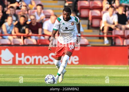 Walsall, Großbritannien. Juli 2021. Emmanuel Osadebe #10 von Walsall in Aktion während des Spiels in Walsall, Vereinigtes Königreich am 7/21/2021. (Foto von Mark Cosgrove/News Images/Sipa USA) Quelle: SIPA USA/Alamy Live News Stockfoto