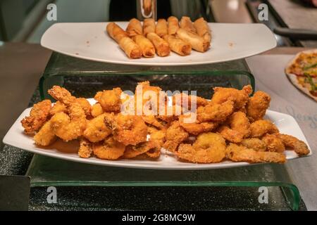 Asiatische Vorspeisen mit Frühlingsrollen und getrockneten Garnelen Stockfoto