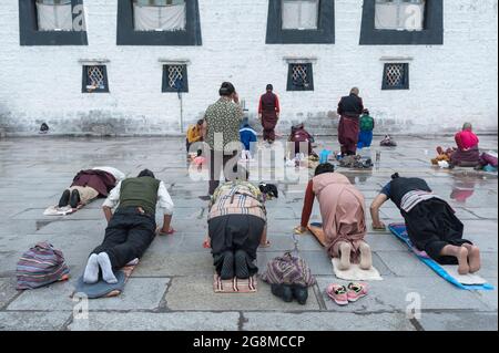 Pilger beten vor dem Jokhang-Tempel. Der buddhistische Tempel auf dem Barkhor-Platz ist der heiligste und wichtigste Tempel Tibets Stockfoto