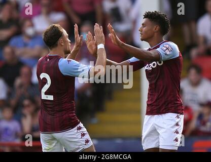 Ollie Watkins von Aston Villa (rechts) feiert das erste Tor ihrer Spielmannschaft während des Freundschaftsspiels vor der Saison im Banks's Stadium, Walsall. Bilddatum: Mittwoch, 21. Juli 2021. Stockfoto