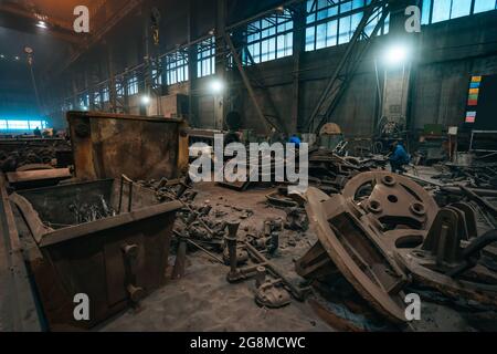 Metallurgische Produktion, Stahlherstellung und Verarbeitung von Eisenprodukten. Produktionsgebäude und Werkstatt in der Gießerei-Schwermetallurgie-Industrie. Stockfoto