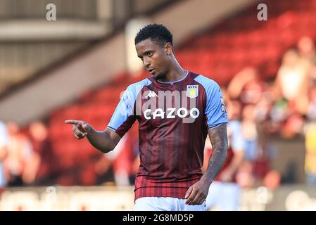 Walsall, Großbritannien. Juli 2021. Ezri Konsa #4 von Aston Villa gibt am 7/21/2021 seine Teamanweisungen in Walsall, Großbritannien. (Foto von Mark Cosgrove/News Images/Sipa USA) Quelle: SIPA USA/Alamy Live News Stockfoto