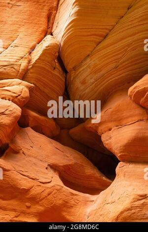 Rote Sandsteinmauern entlang des Weges. Spring Creek Canyon, Kanarraville, Utah Stockfoto