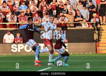 Walsall, Großbritannien. Juli 2021. Kieran Phillips #9 von Walsall schießt auf das Tor, blockiert in Walsall, Vereinigtes Königreich am 7/21/2021. (Foto von Mark Cosgrove/News Images/Sipa USA) Quelle: SIPA USA/Alamy Live News Stockfoto