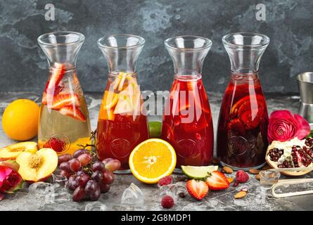 Frische Getränke und Säfte. Sommer Früchte Beeren Getränke Stockfoto