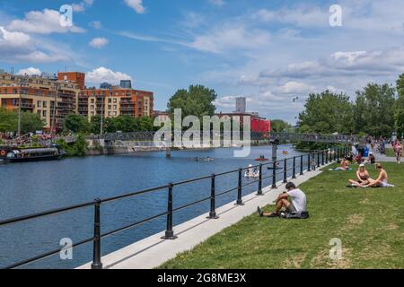 Montreal, CA - 4. Juli 2021: Menschen genießen einen warmen, sonnigen Tag entlang des Lachine-Kanals. Stockfoto