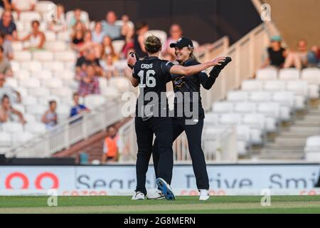 LONDON, GROSSBRITANNIEN. Juli 2021. Kate Cross of Manchester Originals (links) feiert am Mittwoch, den 21. Juli 2021, mit Mannschaftskameradin Ellie Threlkeld von Manchester Originals (rechts), nachdem sie während der Women's Hundred between Oval Invincibles vs Manchester Originals am Kia Oval Cricket Ground in LONDON ENGLAND das Wicket of Grace Gibbs of Oval Invincibles erobert hat. Kredit: Taka G Wu/Alamy Live Nachrichten Stockfoto