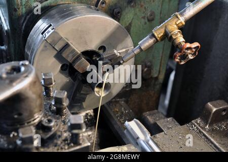 Schneiden eines Gewindes in einem Werkstück. Kühlschmierstoffzufuhr. Stockfoto