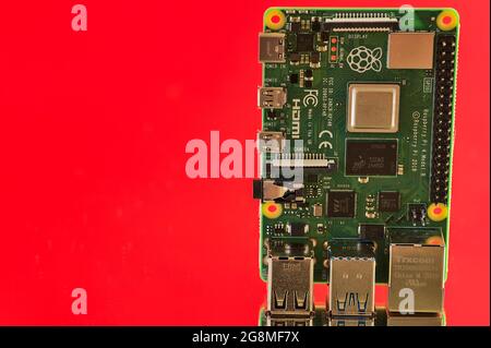 Dublin, Irland-April 17: Wunderschöne Nahaufnahme des Mini-Computertomusters Raspberry Pi 4 Modell B auf reflektierender roter Oberfläche. Kreative Aufnahme von Computerhardware Stockfoto