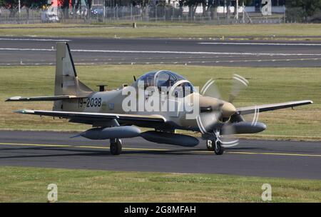 Einer von sechs Embraer A-29B Super Tucanos, die für die nigrische Luftwaffe (NAF) bestimmt sind, bei Abflug vom Prestwick International Airport am 20. Juli 2021. Das Flugzeug befand sich auf einem Auslieferungsflug von den USA nach Nigeria und trug eine temporäre US-Militärserie (19-2038) für den Flug. Dieser spezielle Rahmen wird im Dienst der nigrischen Luftwaffe NAF850 werden. Stockfoto